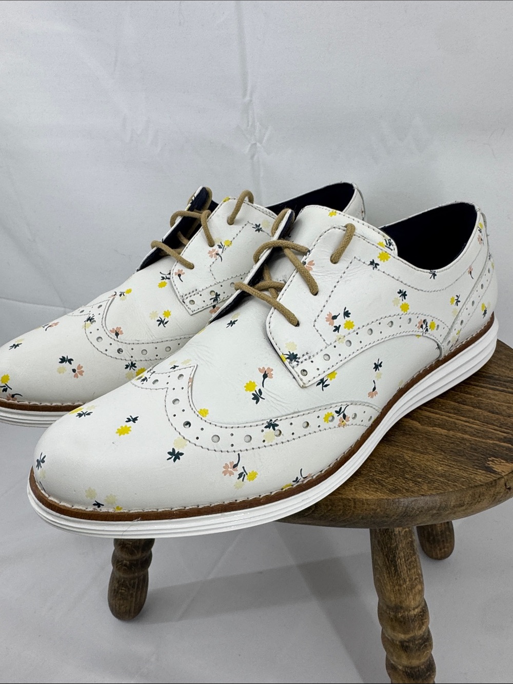 Cole Haan Womens Original Grand Wingtip Leather Oxfords, White Pale Flowers, 9